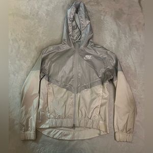 Nike windbreaker in good condition has a little discoloration on elbows